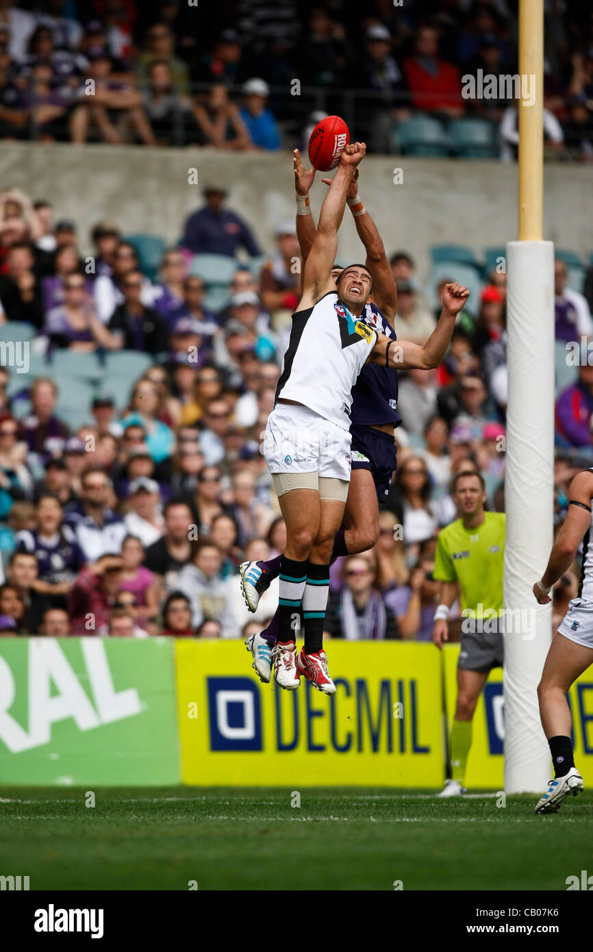 13.05.2012 Subiaco, Australia. Fremantle v Port Adelaide. Matthew Pavlich flies from behind during the Round 7 game played at Patersons Stadium. Stock Photo