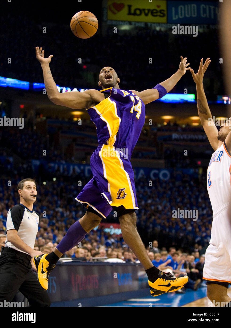 14.05.2012.  Oklahoma City, Oklahoma, U.S. - Los Angeles Lakers guard KOBE BRYANT loses the ball under pressure from THABO SEFOLOSHA of the Oklahoma City Thunder during the first half of Game 1 of the NBA Western Conference Semifinals. The Thunder won game 1 by a score of 119-90 Stock Photo