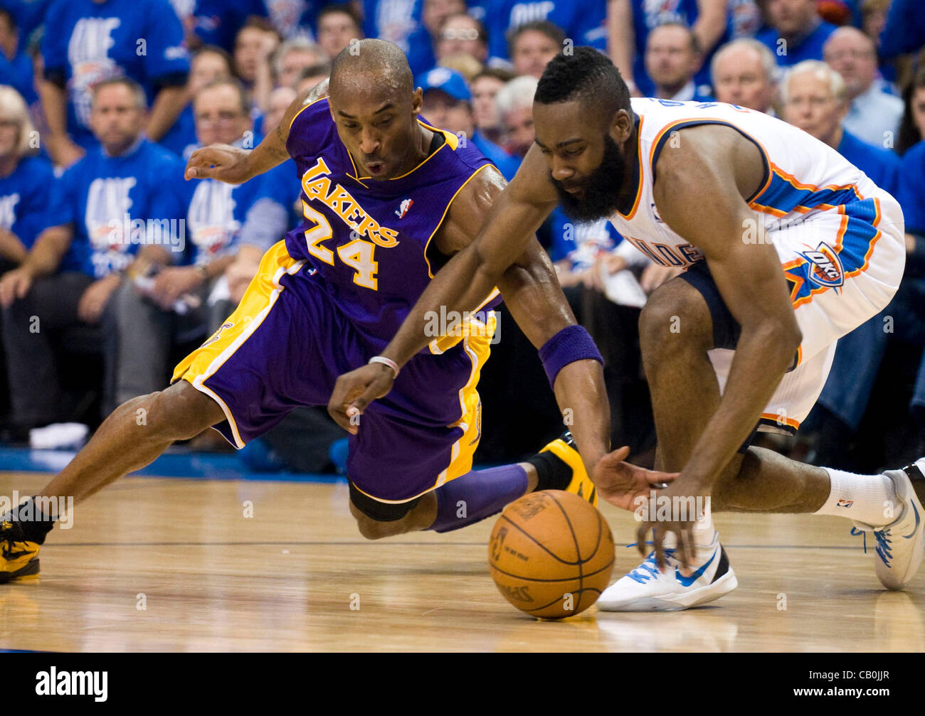 14.05.2012. Oklahoma City, Oklahoma, U.S. - The Lakers' Kobe Bryant battles  for a loose ball with the Thunder's James Harden during the first half of  Game 1 of the NBA Western Conference, image size:1300x1007