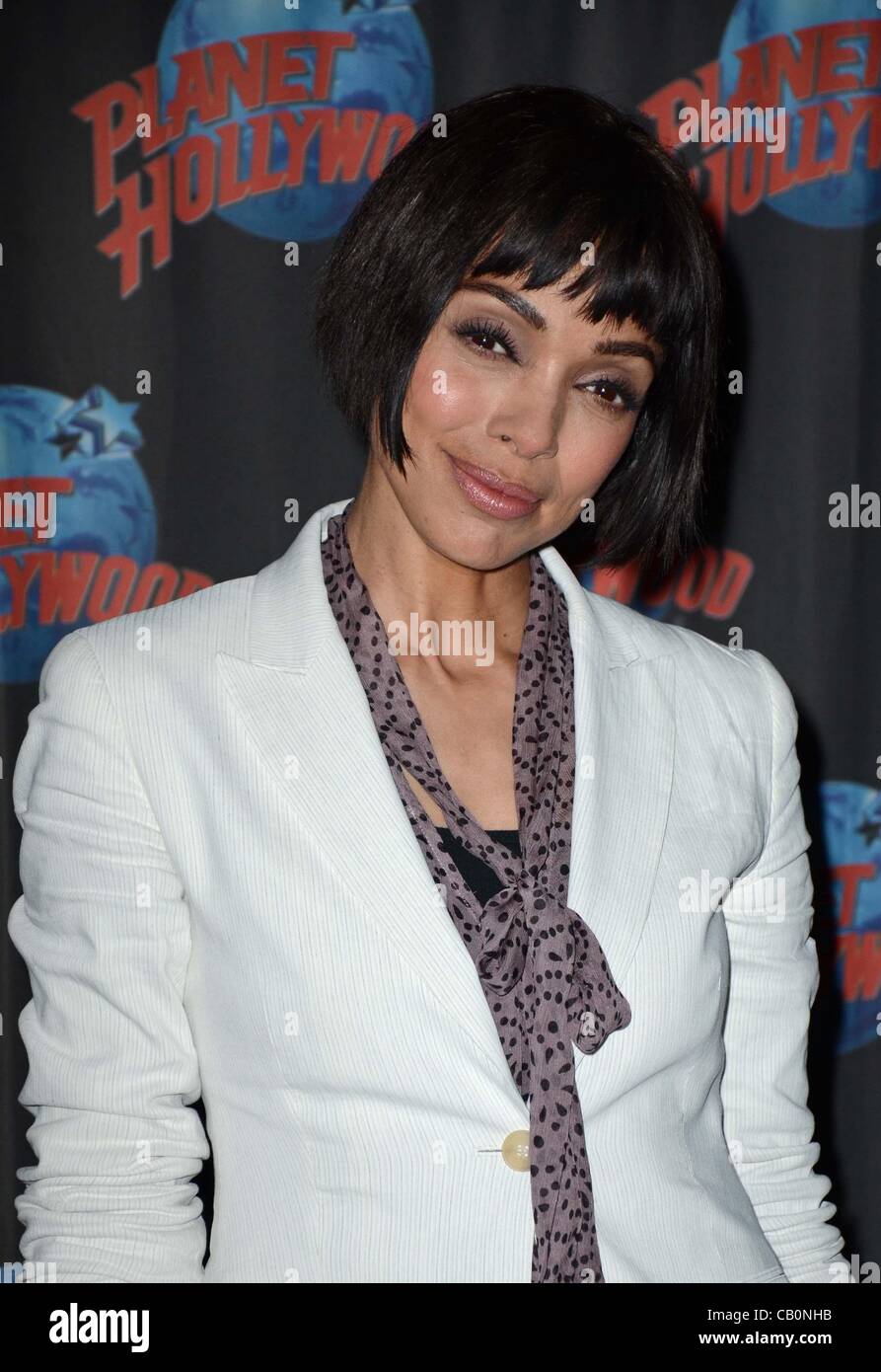 25 Halle Berry Short Hair Looks, image size:893x1390