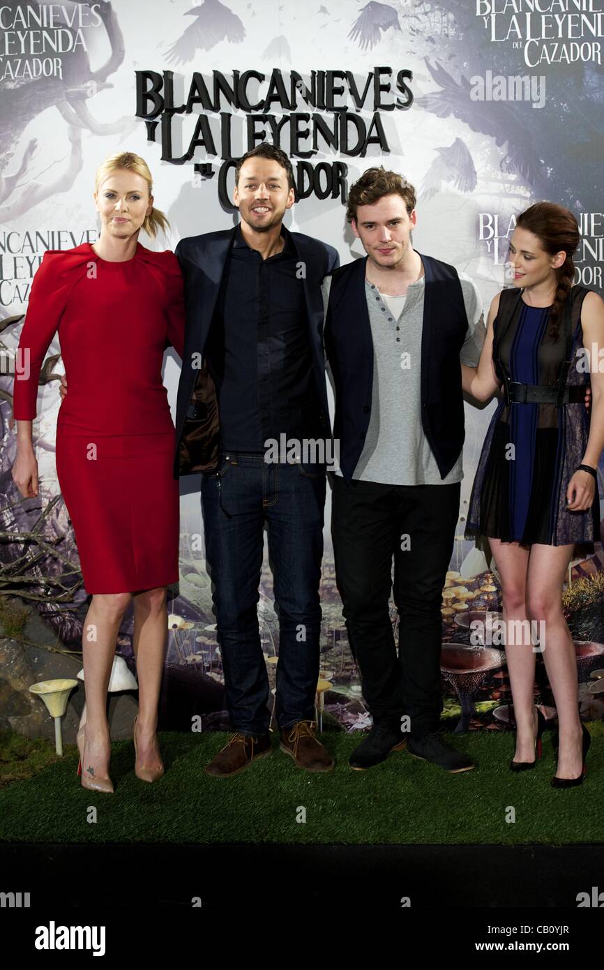 May 17, 2012 - Madrid, Spain - Actress Charlize Theron, director Rupert Sanders, actor Sam Claflin and actress Kristen Stewart attend the 'Snow White And The Huntsman' photocall at Casa de America in Madrid (Credit Image: © Jack Abuin/ZUMAPRESS.com) Stock Photo