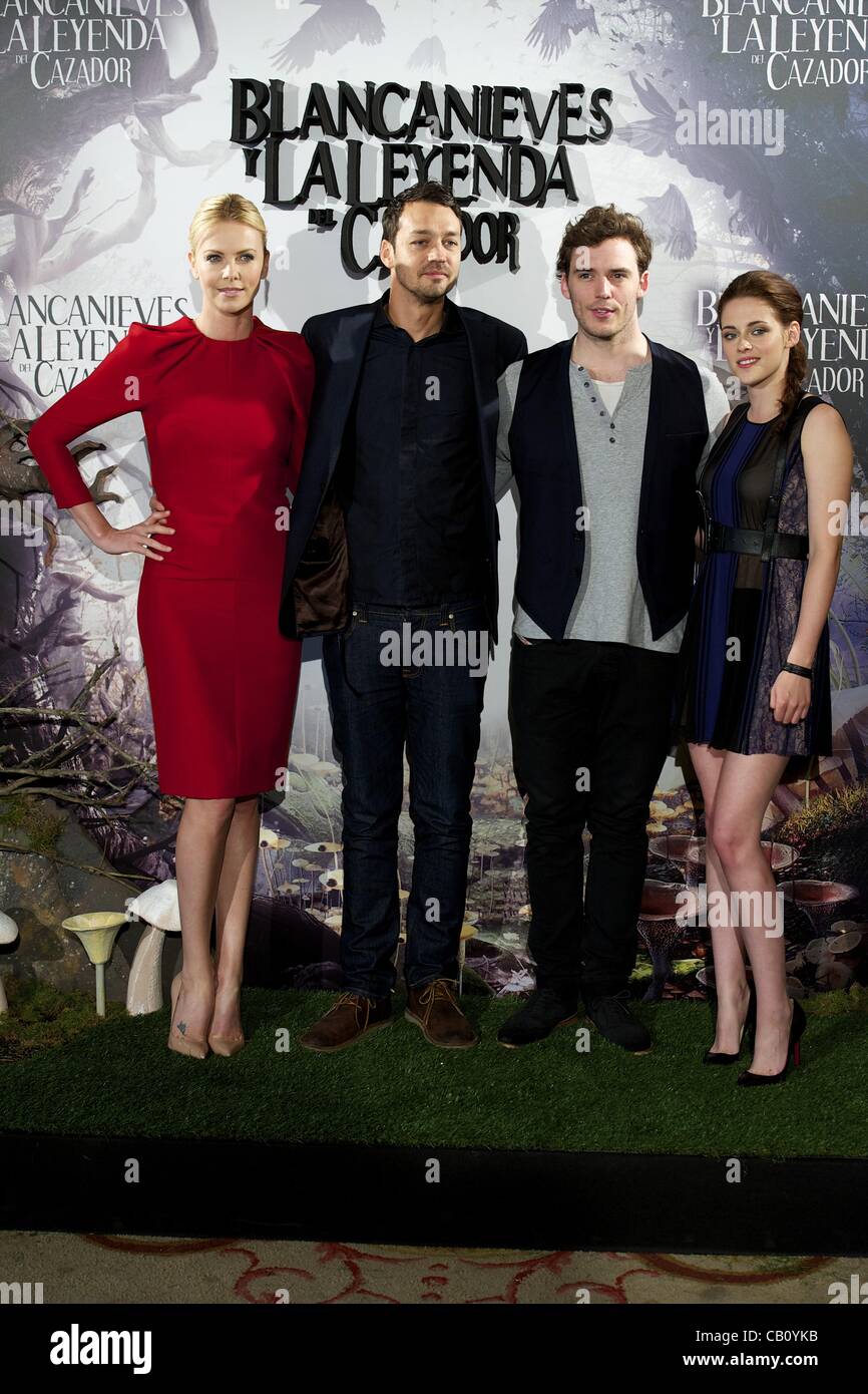 May 17, 2012 - Madrid, Spain - Actress Charlize Theron, director Rupert Sanders, actor Sam Claflin and actress Kristen Stewart attend the 'Snow White And The Huntsman' photocall at Casa de America in Madrid (Credit Image: © Jack Abuin/ZUMAPRESS.com) Stock Photo