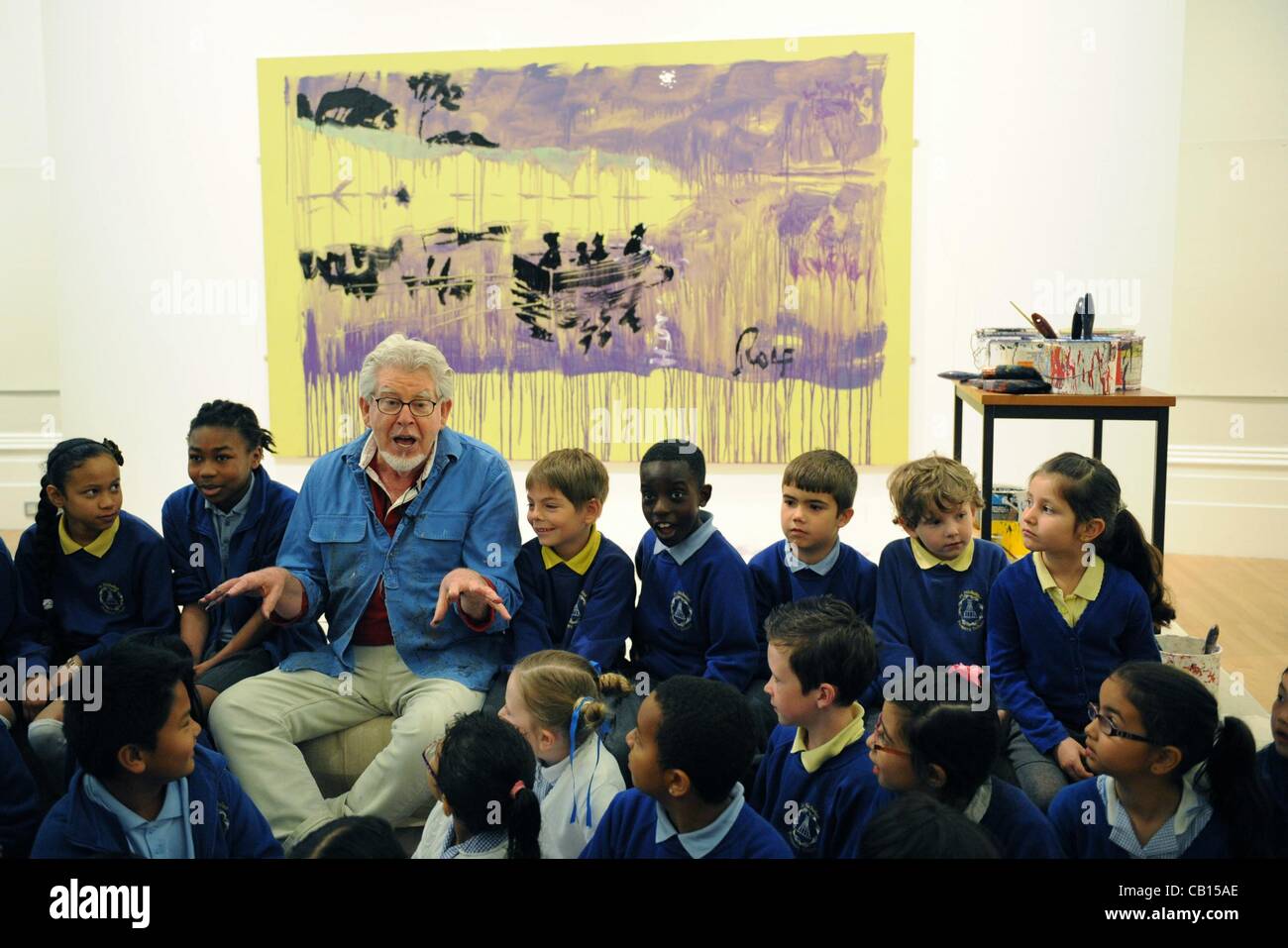 LIVERPOOL, UK, 18th May, 2012. Rolf Harris sits with children after a live painting demonstration at the Walker Art Gallery. Stock Photo