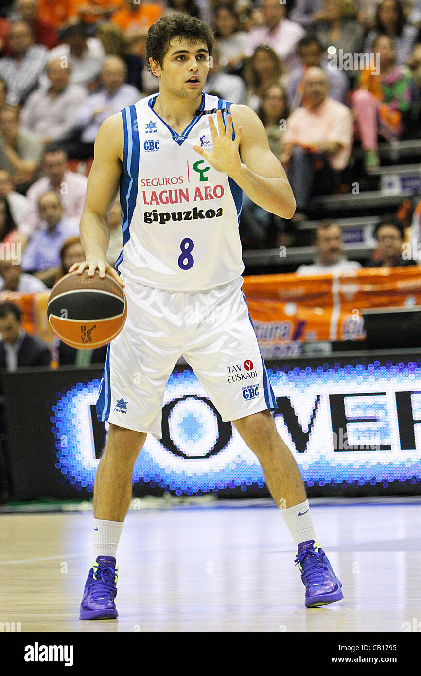 Liga ACB, Playoffs 2012 - 1/4 finals - Valencia Basket Club vs. Lagun Aro  GBC - Font de Sant Lluis, Valencia - Spain - Raulzinho from LAgun Aro seeks  a pass while bouncing the ball Stock Photo - Alamy