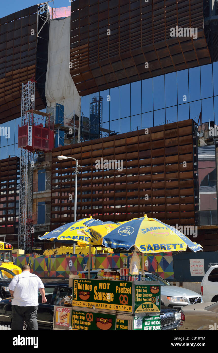 New York - May 18, 2012 - A hot dog vendor outside the Barclays Center at Atlantic Yards, new home of the newly renamed Brooklyn Nets basketball team, during construction. The 18,000 seat arena in Brooklyn New York opens October 3, 2012 with a sold out inaugural concert by Jay Z. Stock Photo