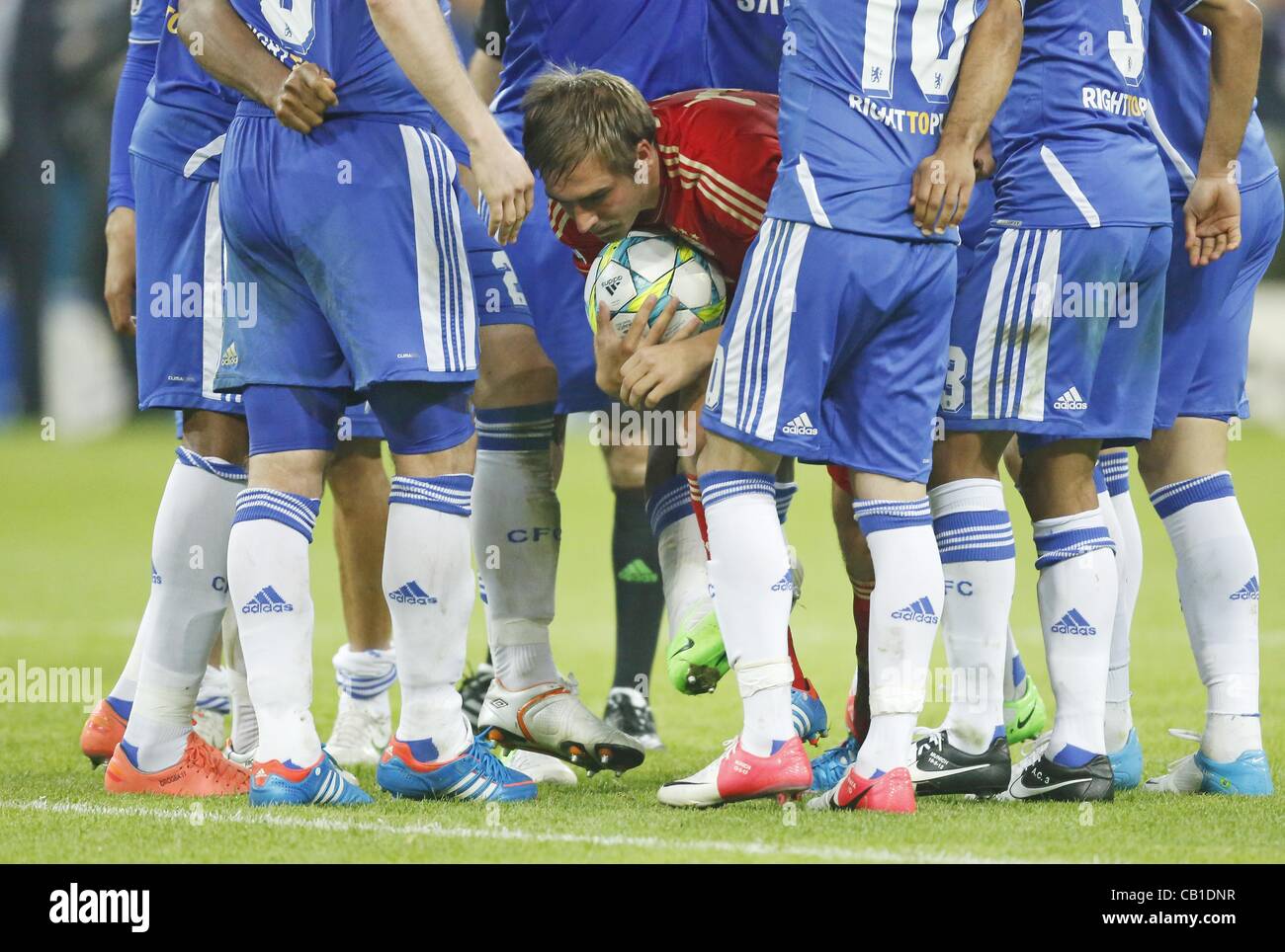 Philipp Lahm (Bayern #21) holt sich den Ball aus dem Chelsea Kreis zum  Elfmeterschiessen FC BAYERN MUENCHEN - CHELSEA FC (3 -4 )n.E Fussball  Herren UEFA Champions League Finale, Allianz Arena Muenchen,