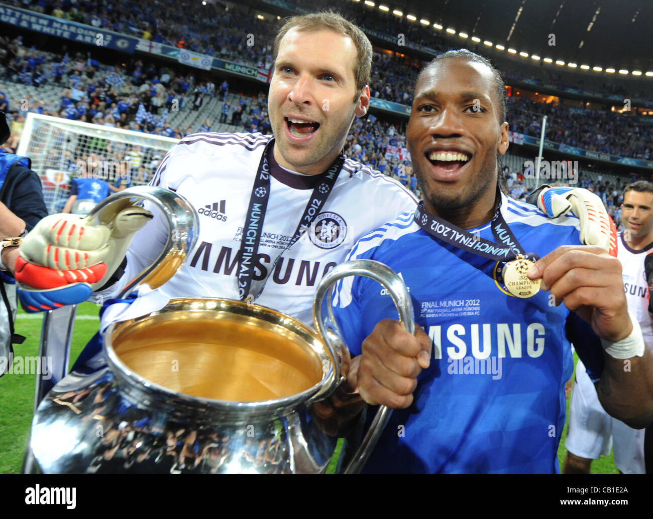 19.05.2012. Munich, Germany. Chelsea's Petr Cech(L) and Didier Drogba celebrate with the trophy after the UEFA Champions League soccer final between FC Bayern Munich and FC Chelsea at Football Arena M in Munich, Germany, 19 May 2012. Stock Photo
