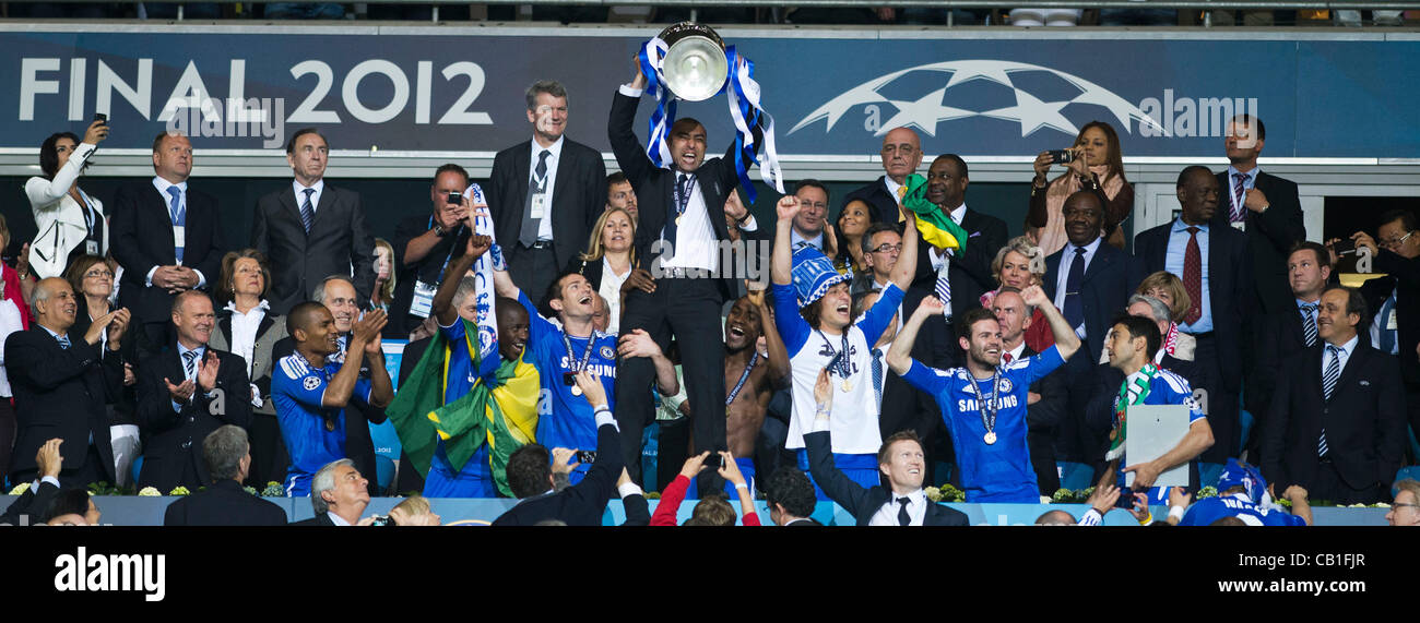 Roberto Di Matteo Coach (Chelsea), MAY 19, 2012 - Football / Soccer : Chelsea team group celebrates with during the ceremony after winning the UEFA Champions League 2011-2012 Final match between