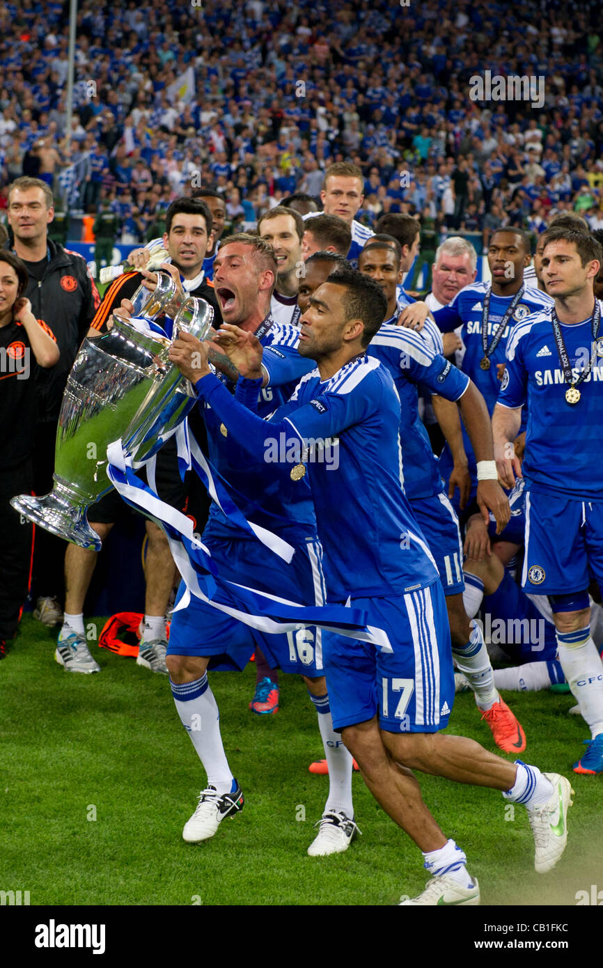 (L-R) Raul Meireles, Jose Bosingwa (Chelsea),  MAY 19, 2012 - Football / Soccer :  Chelsea team group celebrates with Trophy after winning the UEFA Champions League 2011-2012 Final match between Bayern Munich 1-1 (PK 4-5) Chelsea at Allianz Arena Stadium in Munchen, Germany. (Photo by aicfoto)(ITALY Stock Photo
