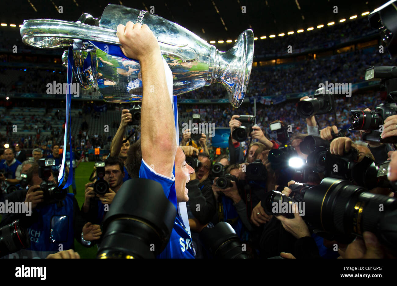 Frank LAMPARD, Chelsea8 Jubel mit Champions League Pokal, Trophaee, Trophy,  umringt von Medien, Fernsehen, Fotografen FC BAYERN MUENCHEN - CHELSEA FC (  4- 5 )n.Elfmeterschiessen Fussball Herren UEFA Champions League Finale,  Allianz