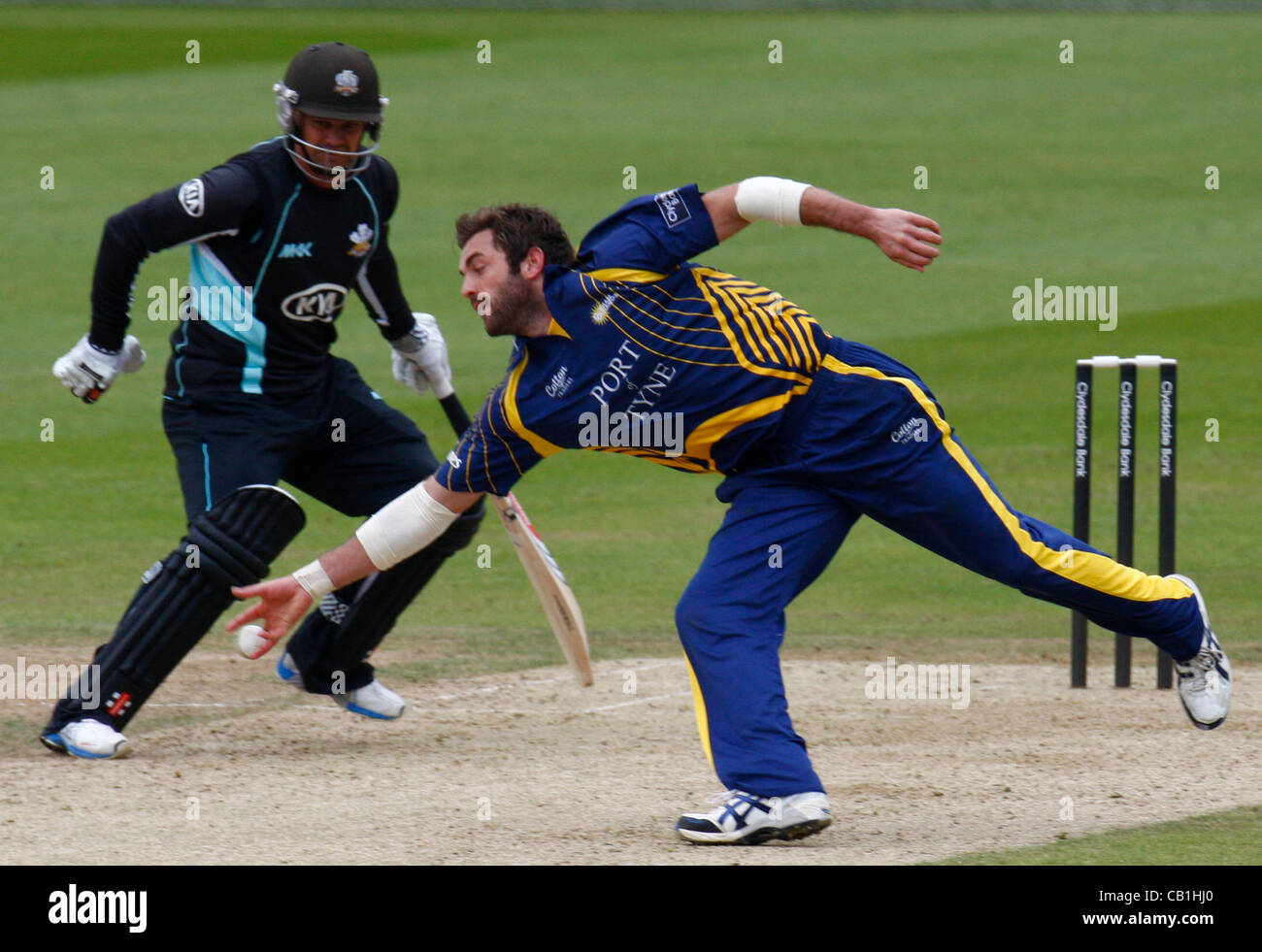 20.05.12 The Brit Oval, London, ENGLAND: Liam Plunkett of Durham County Cricket in action during Clydesdale Bank Pro40 between Surrey Tigers  and Durham Dynamos at The Brit Oval Stadium on May 20, 2012 in London, England. Stock Photo