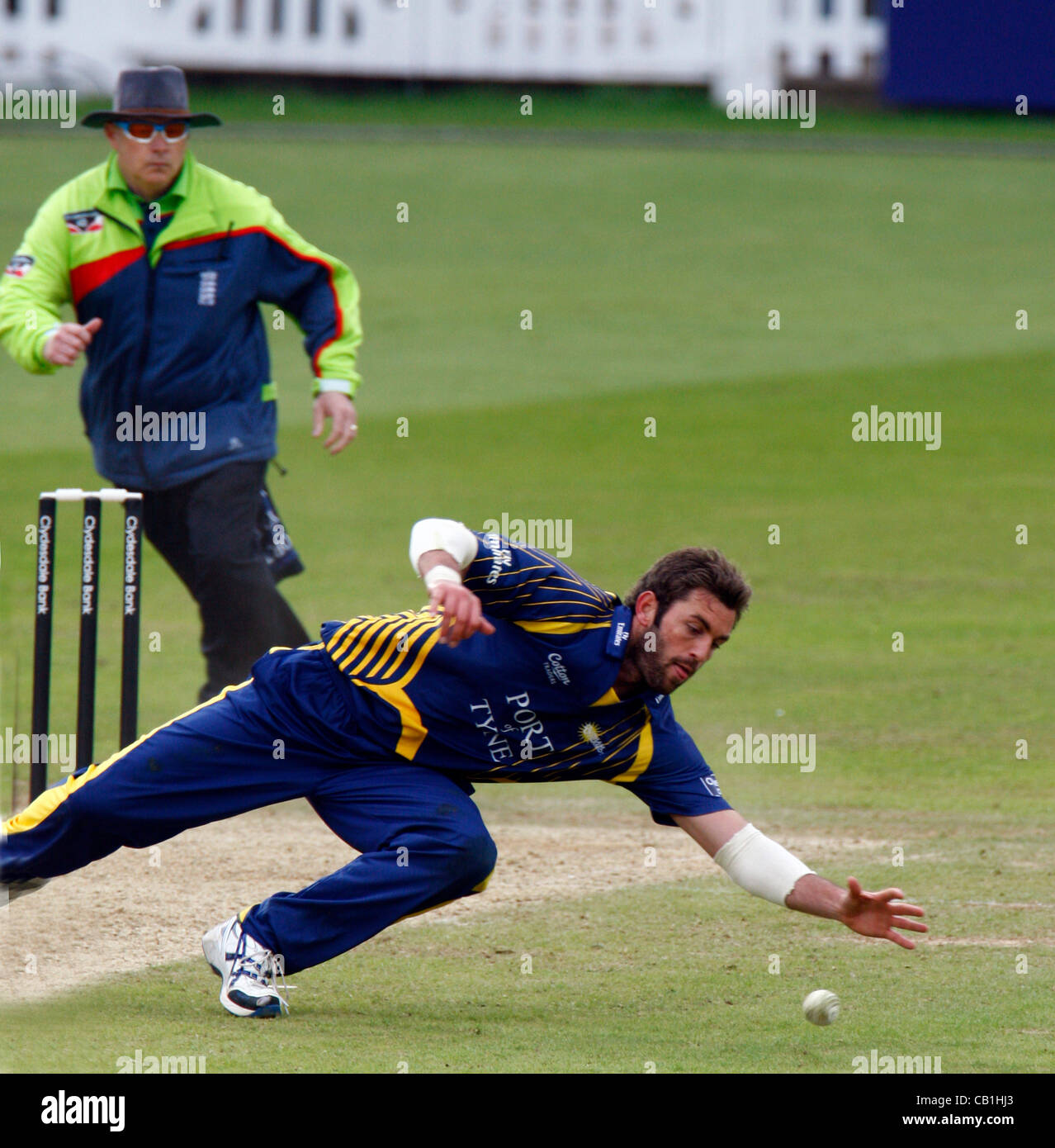 20.05.12 The Brit Oval, London, ENGLAND: Liam Plunkett of Durham County Cricket in action during Clydesdale Bank Pro40 between Surrey Tigers  and Durham Dynamos at The Brit Oval Stadium on May 20, 2012 in London, England. Stock Photo