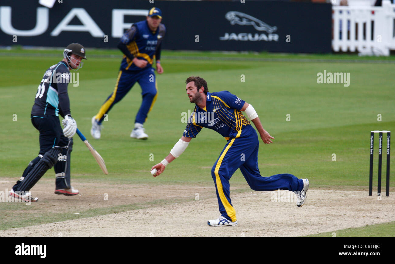 20.05.12 The Brit Oval, London, ENGLAND: Liam Plunkett of Durham County Cricket in action during Clydesdale Bank Pro40 between Surrey Tigers  and Durham Dynamos at The Brit Oval Stadium on May 20, 2012 in London, England. Stock Photo