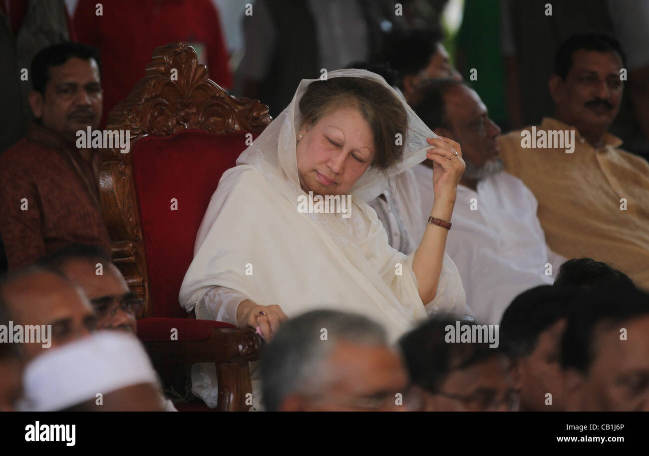 May 20, 2012 - Dhaka, Bangladesh - 20 May 2012 Dhaka. Bangladesh- Bangladesh National Party ( BNP) chairperson and opposition leader KHALEDA ZIA takes a short nap during in a six-hour long symbolic mass hunger strike at Mahanagar Natya Mancha in Gulistan, Dhaka on yesterday. The opposition alliance  Stock Photo