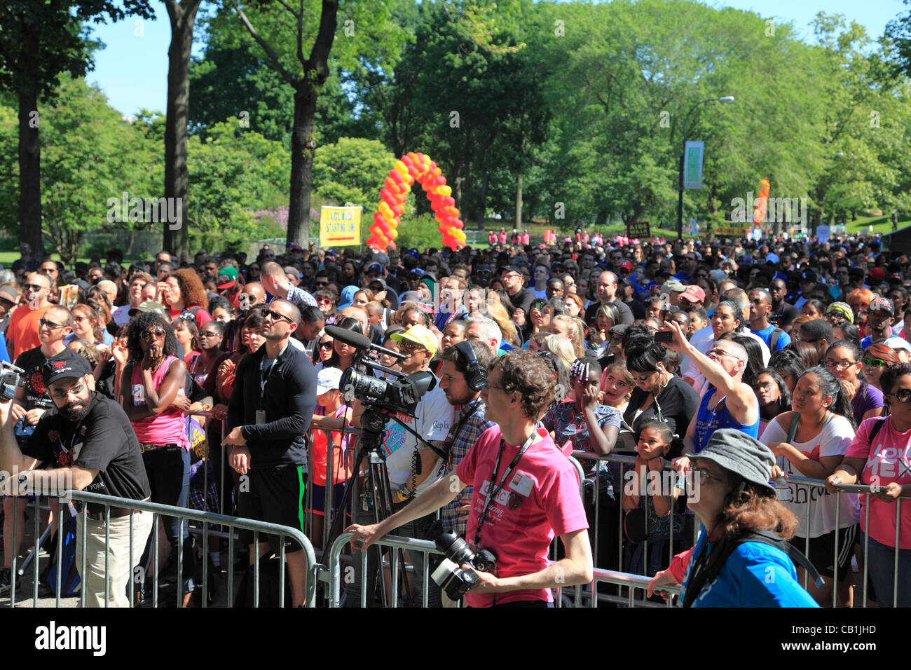 Crowds watch the 27th annual AIDS Walk New York, the world’s largest HIV/AIDS fundraising event, Central Park, New York City, USA on Sunday, May 20th, 2012. Stock Photo
