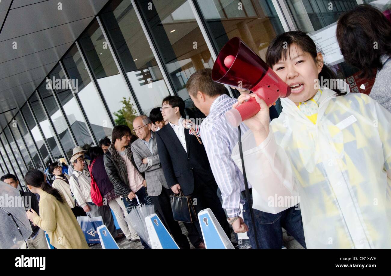 March 22, 2011, Tokyo, Japan - Visitors queue in line to have their ...