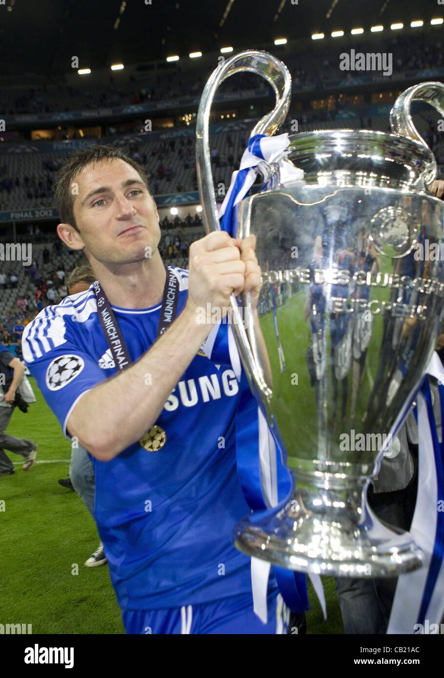 19.05.2012. Munich Germany. UEFA CHampions League final. Bayern Munich  versus Chelsea FC. Allianz Arena, Munich, Germany. Frank Lampard Chelsea FC  holds the trophy Stock Photo - Alamy