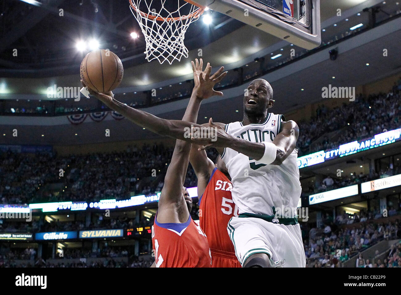 21.05.2012. Boston Massachusetts USA.  Boston Celtics power forward Kevin Garnett (5) goes for the reverse layup during the Boston Celtics 101-85 victory over the Philadelphia Sixer, in Game 5 of the Eastern Conference semifinals playoff series, at the TD Banknorth Garden, Boston, Massachusetts, USA Stock Photo