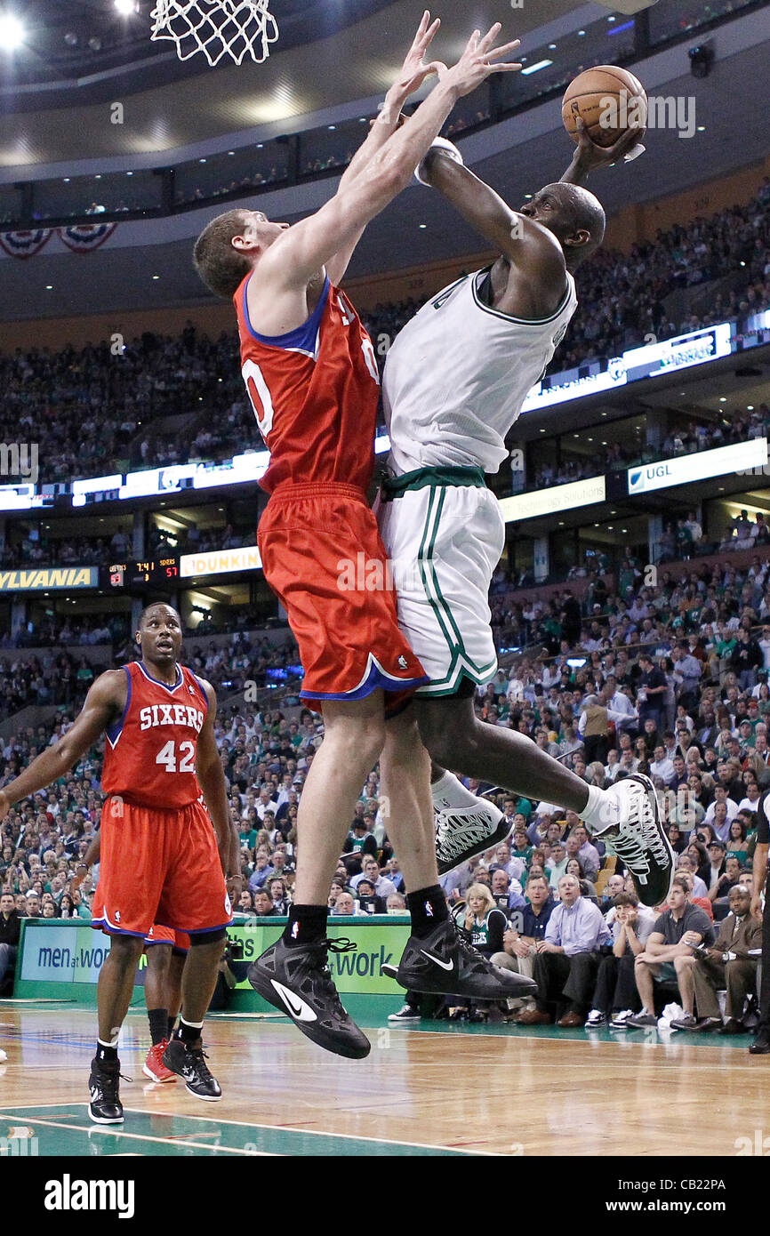 21.05.2012. Boston Massachusetts USA.  Boston Celtics power forward Kevin Garnett (5) goes for the dunk over Philadelphia Sixers center Spencer Hawes (00) during the Boston Celtics 101-85 victory over the Philadelphia Sixer, in Game 5 of the Eastern Conference semifinals playoff series, at the TD Ba Stock Photo