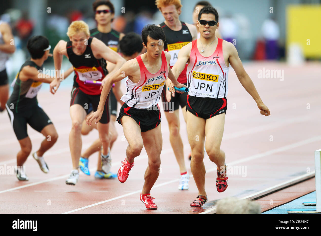 (L to R) Kei Takase (JPN), Yuzo Kanemaru (JPN),  MAY 6, 2012 - Athletics :  SEIKO Golden Grand Prix in Kawasaki, Men's 4400m Relay  at Kawasaki Todoroki Stadium, Kanagawa, Japan.  (Photo by Daiju Kitamura/AFLO SPORT) Stock Photo