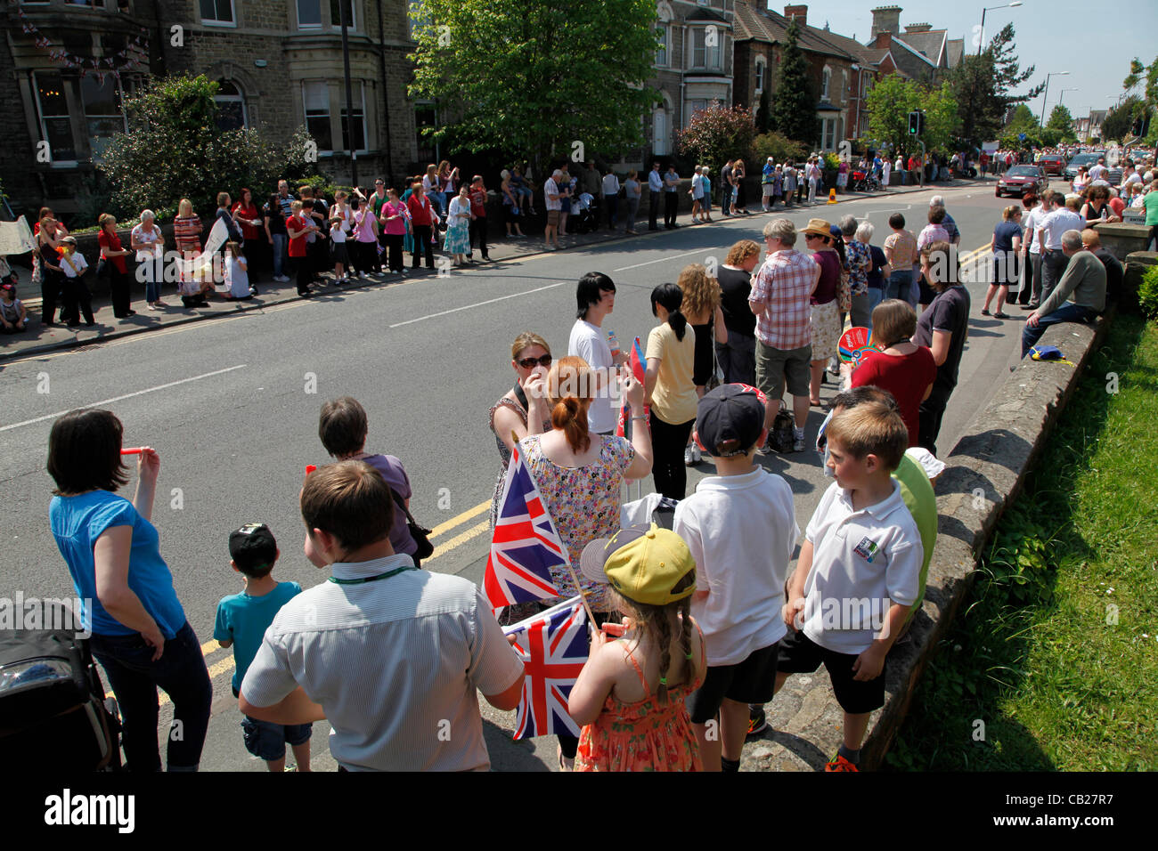 Wednesday 23rd May 2012, Swindon, Wiltshire, UK. Crowd along Bath Road in Swindon waiting for the Olympic Torch Relay to arrive Stock Photo