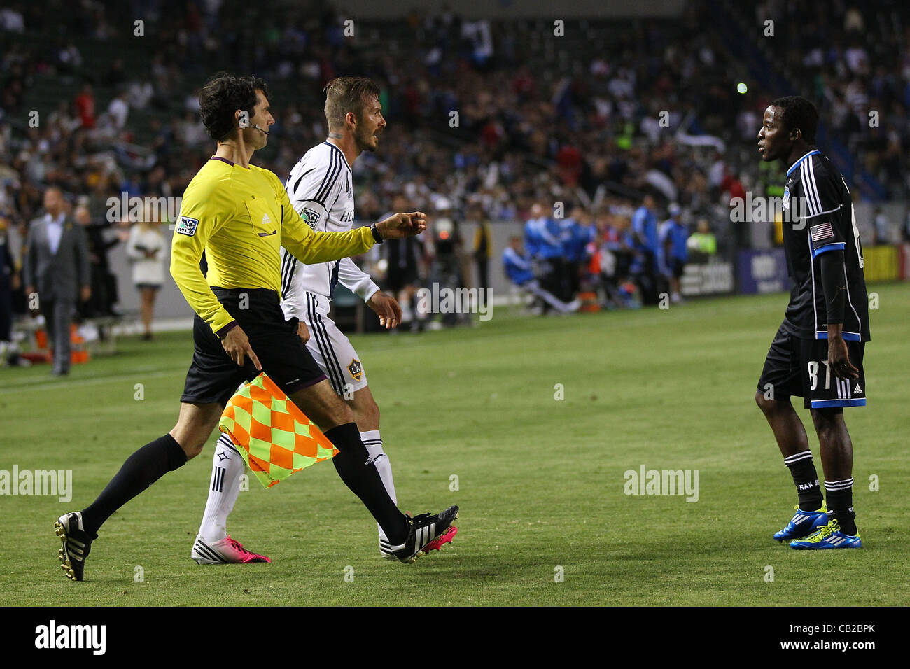 May 23, 2012 - Carson, California, United States of America - The referee rushes in to break up a fight between David Beckham (23) of Los Angeles Galaxy and Marvin Chavez (81) of San Jose Earthquakes in the second half during the Los Angeles Galaxy vs San Jose Earthquakes game at the Home Depot Cent Stock Photo