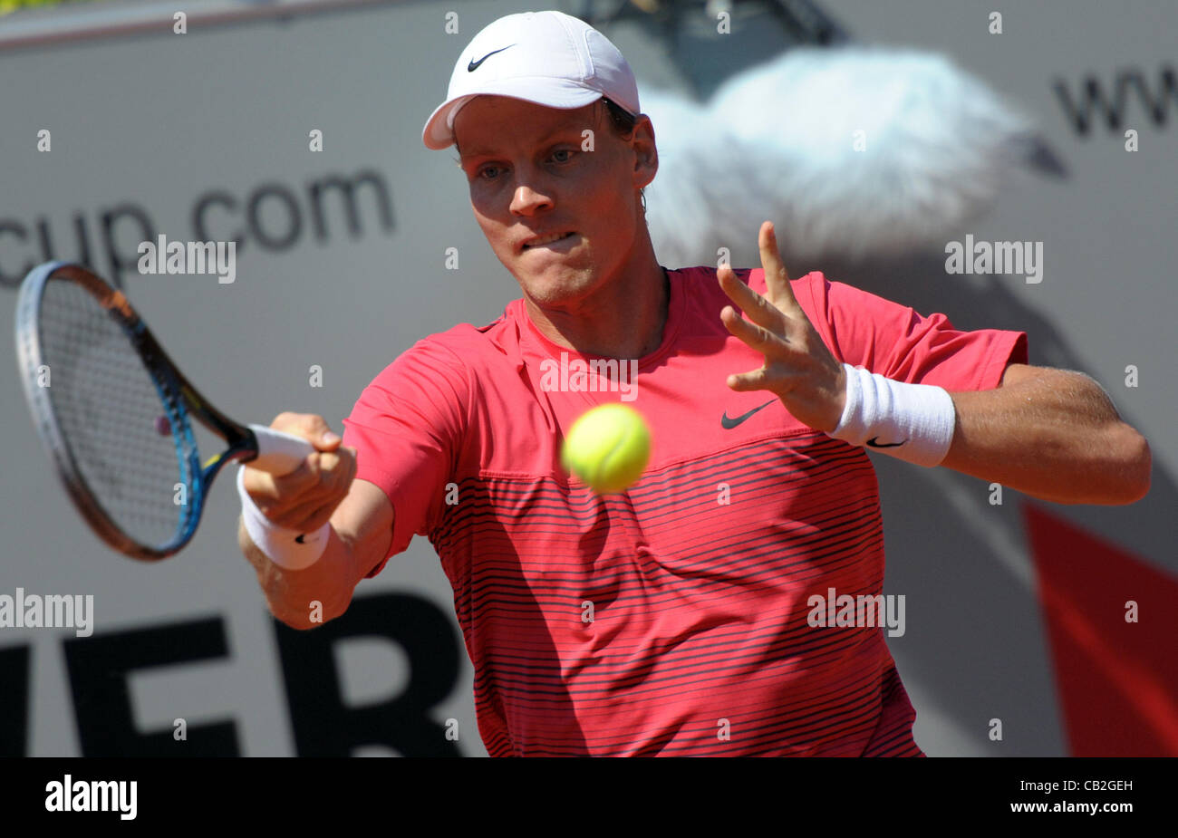 Tomas Berdych of the Czech Republic returns the ball to Ernests Gulbis of  Latvia during their men's quarter final match at the French Open Tennis  tournament at the Roland Garros stadium in