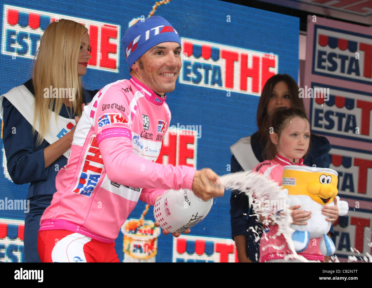 25.05.2012. Alpe di Pampeago, Italy. Joaquin RODRIGUEZ OLIVER (ESP)on the  podium is still the leader with the pink jersey after the Tour d'Italie -  Giro d'Italia 2012 - Stage 19 Stock Photo - Alamy