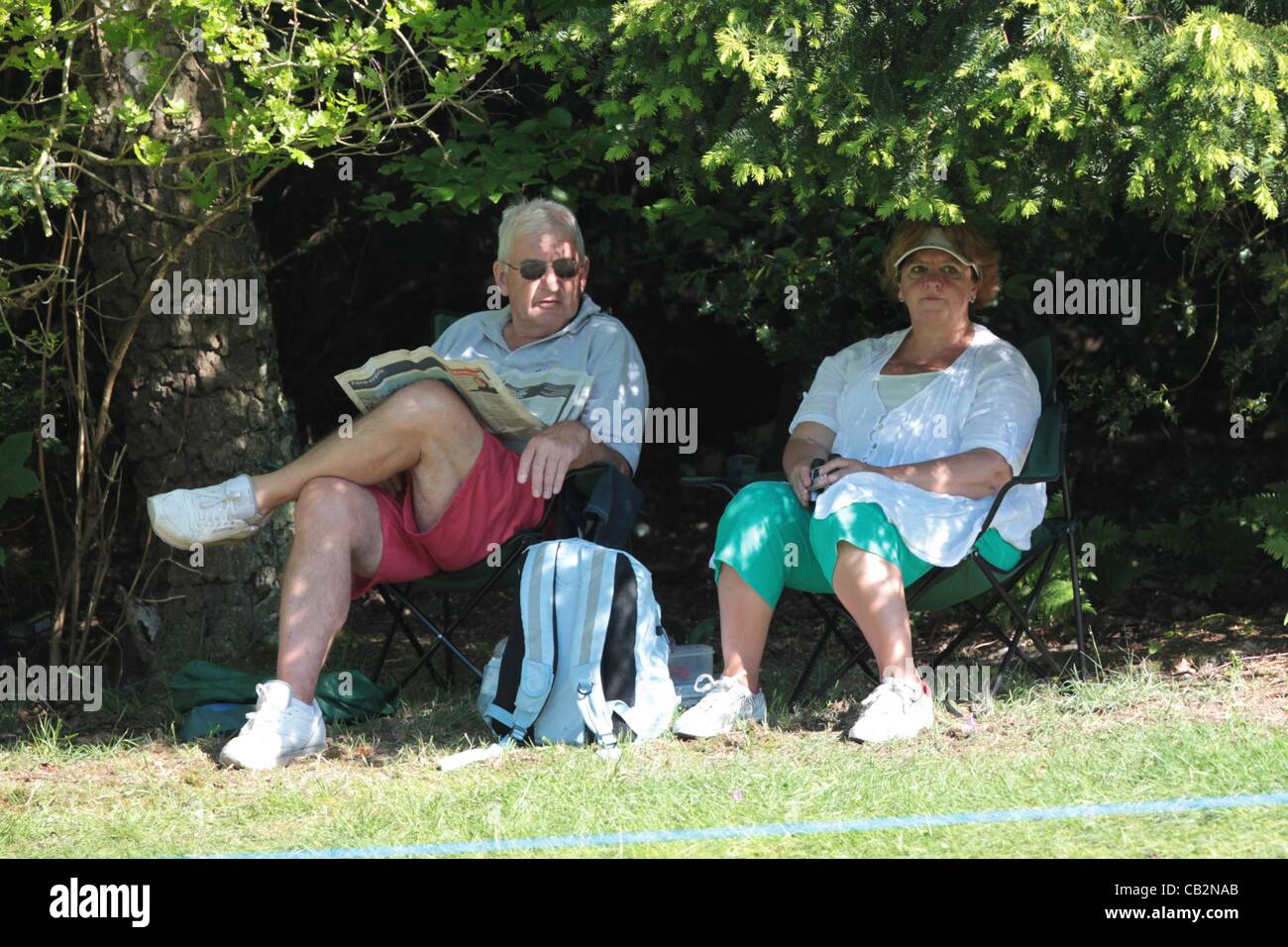 25.05.2012 Wentworth, England. A couple sit in the shade and relax from the pressure during the BMW PGA Championship. Stock Photo