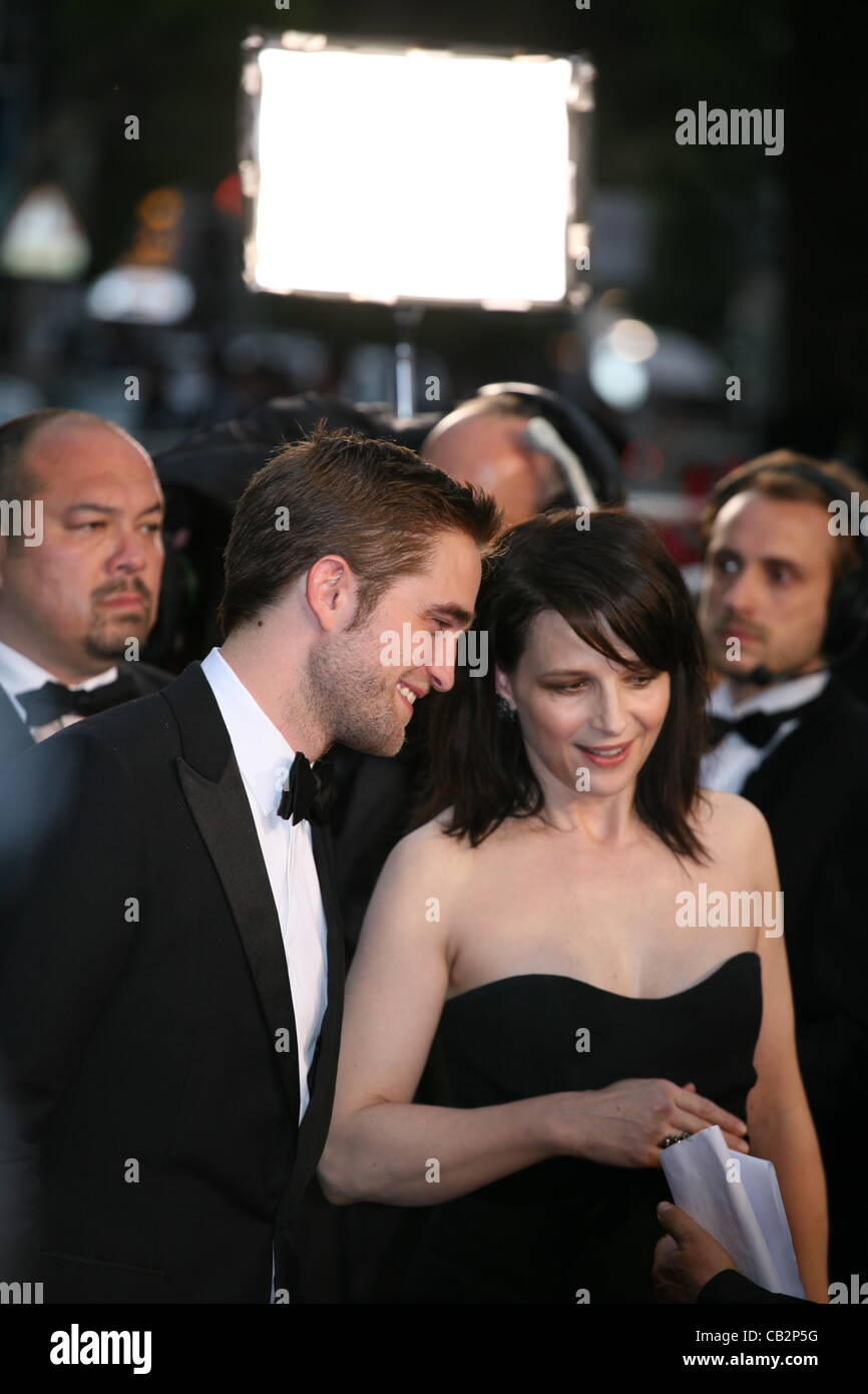 Robert Pattinson Juliette Binoche At The Cosmopolis Gala Screening Stock Photo Alamy