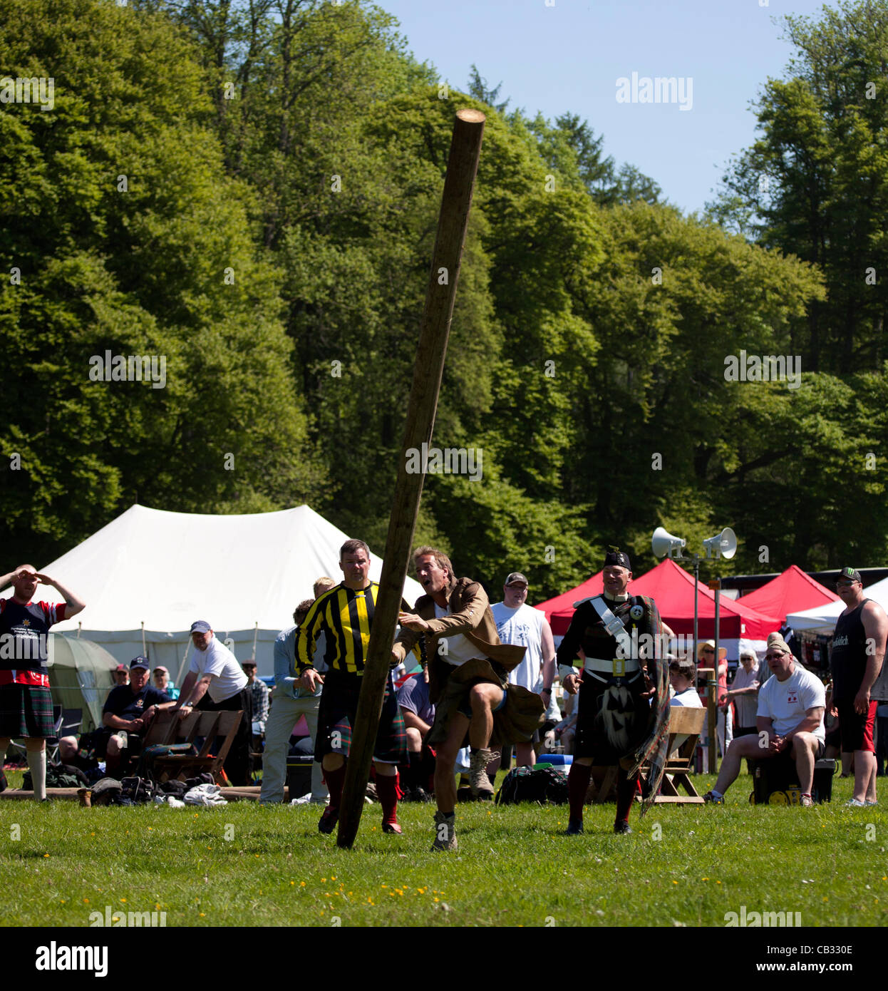 27.05.2012, Blair Castle, Perthshire, Scotland, Ben Fogle, Television Presenter, tossing the caber at Blair Atholl Gathering weekend. UK. Stock Photo