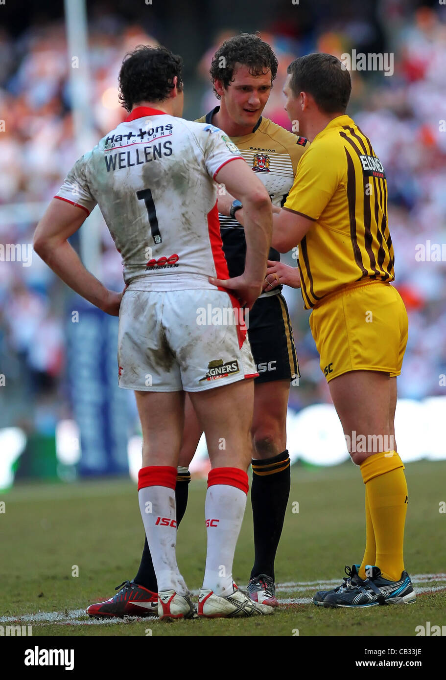 27.05.2012.  Manchester, England. Bradford Bulls v Leeds Rhinos. Referee Ben Thaler calls Wigan Warriors English Loose Forward Sean O'Loughlin and St Helens English Full Back Paul Wellens to him to put a stop to the fighting during the Stobart Super League Rugby Magic Weekend from the Etihad Stadium Stock Photo