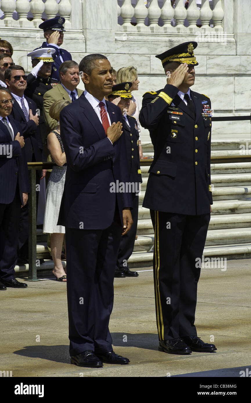 US President Barack Obama and U.S. Army Maj. Gen. Michael S. Linnington pay respects during a wreath laying Ceremony at the Tomb of the Unknowns at Arlington National Cemetery May 28, 2012 in Arlington, VA Stock Photo