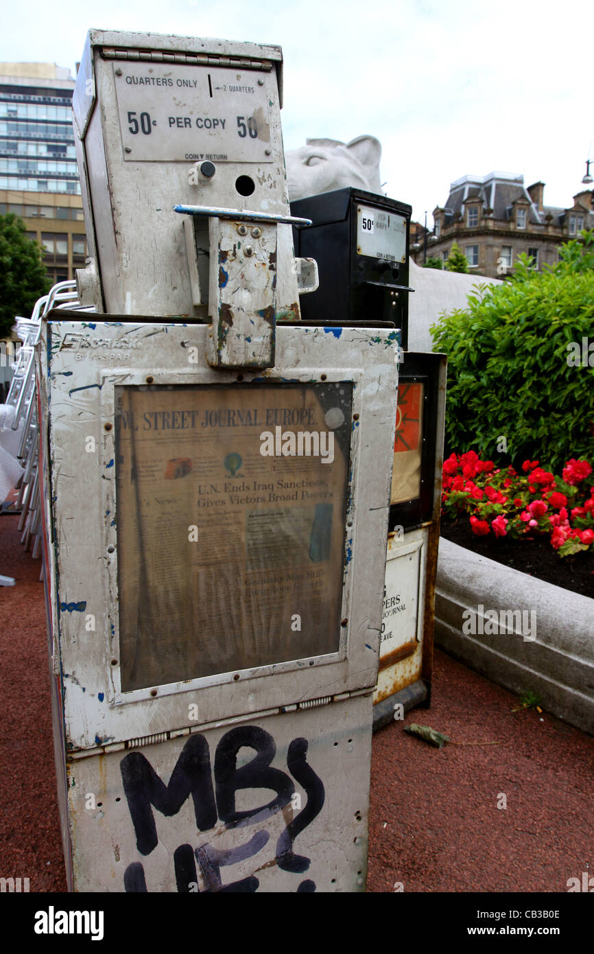 World War Z film set George Square Glasgow with dummy Philadelphia newspaper vending machine Stock Photo
