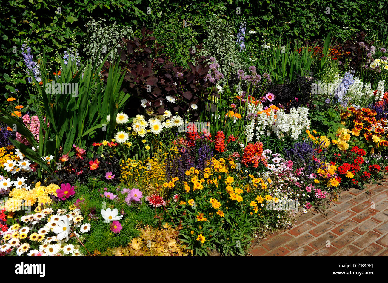 Full planted bed garden hi-res stock photography and images - Alamy