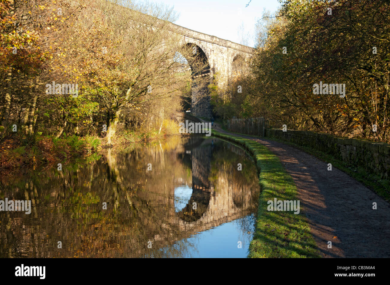 saddleworth-viaduct-and-the-huddersfield-canal-at-uppermill