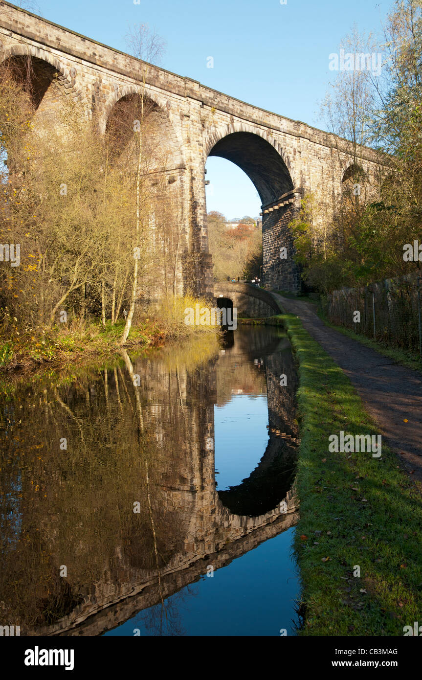 Saddleworth Viaduct and the Huddersfield Canal at Uppermill, Saddleworth, Oldham district, Greater Manchester, England, UK Stock Photo