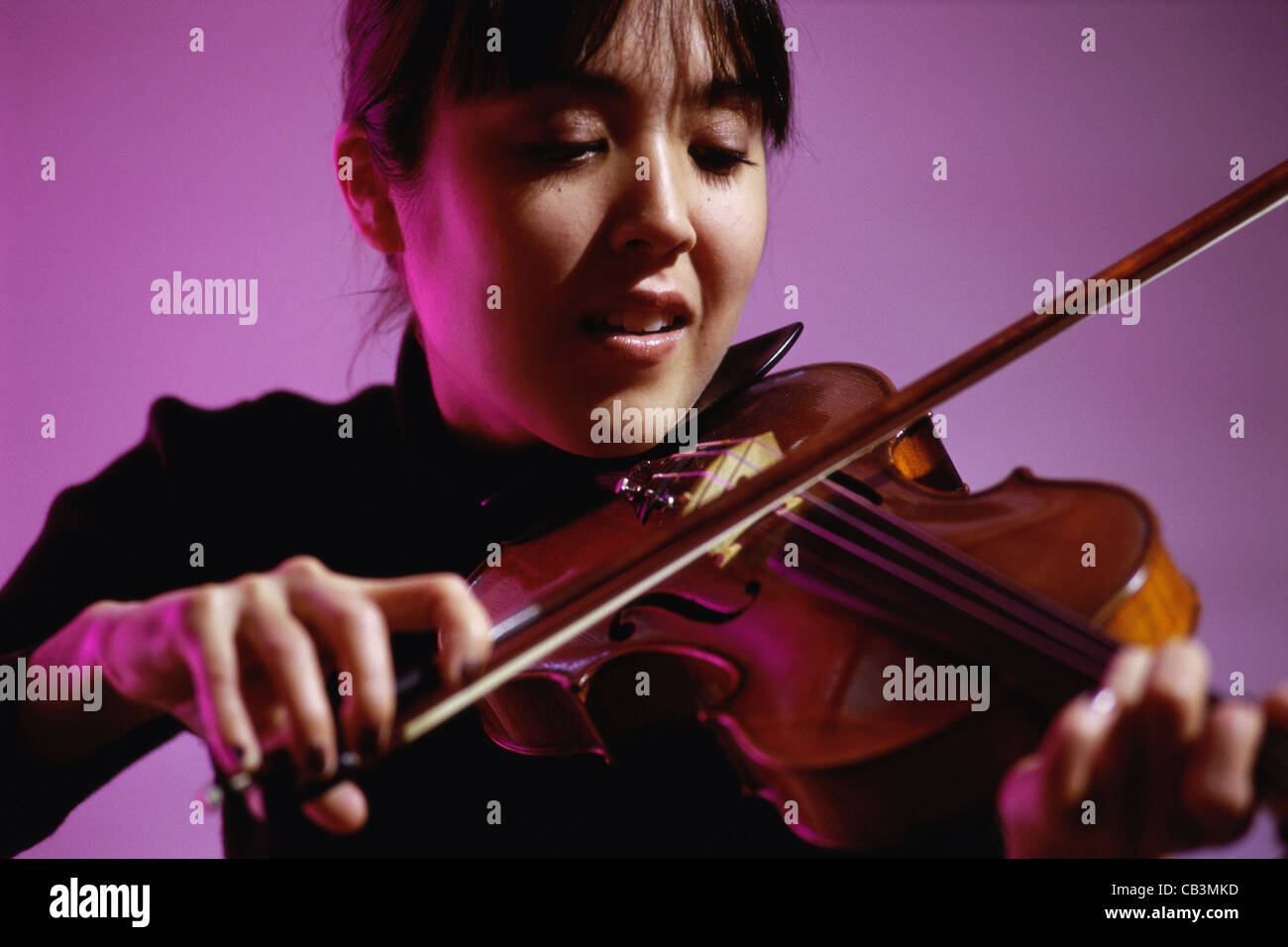 Young woman playing the violin Stock Photo - Alamy