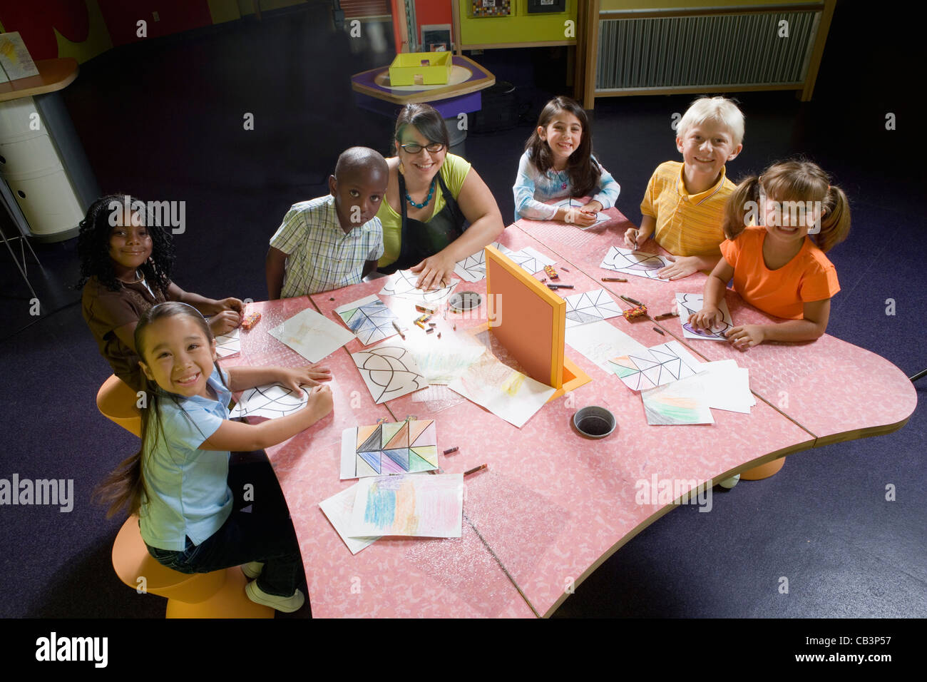 An art teacher teaching her young students in art class Stock Photo - Alamy