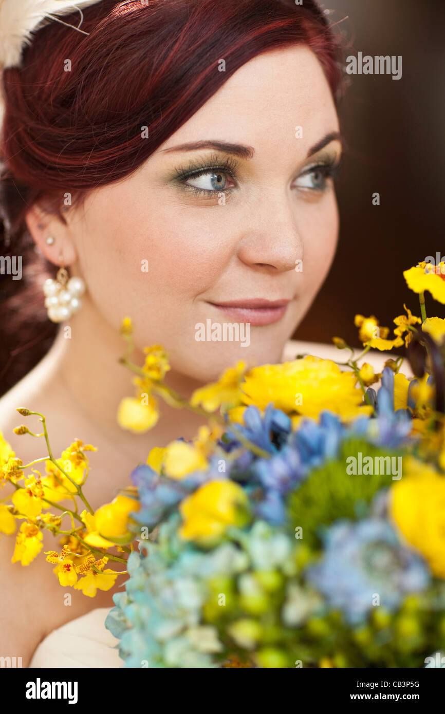 Portrait of bride holding bouquet Stock Photo - Alamy