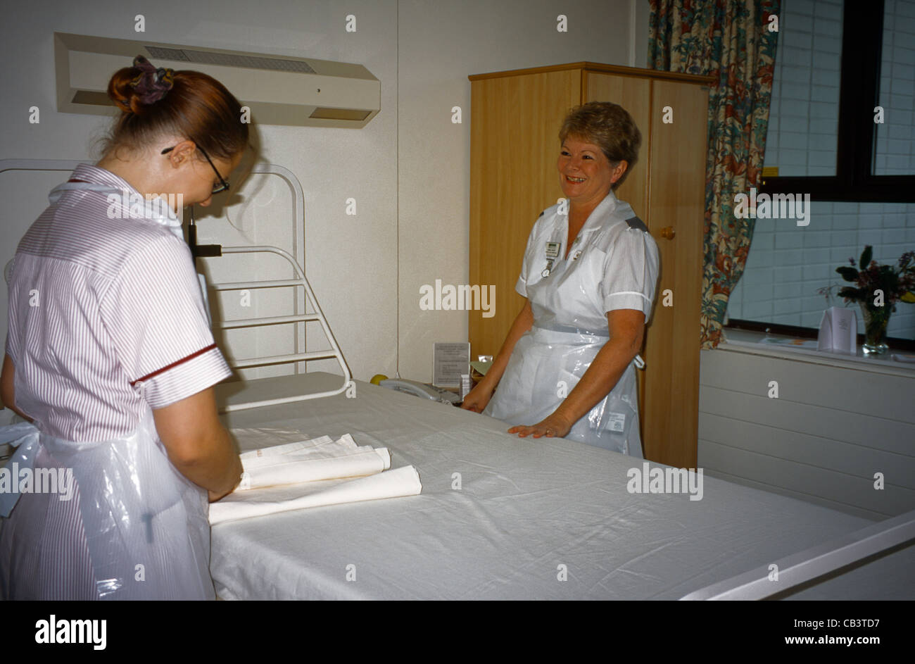 Nurses Making Beds Epsom District Hospital Stock Photo Alamy