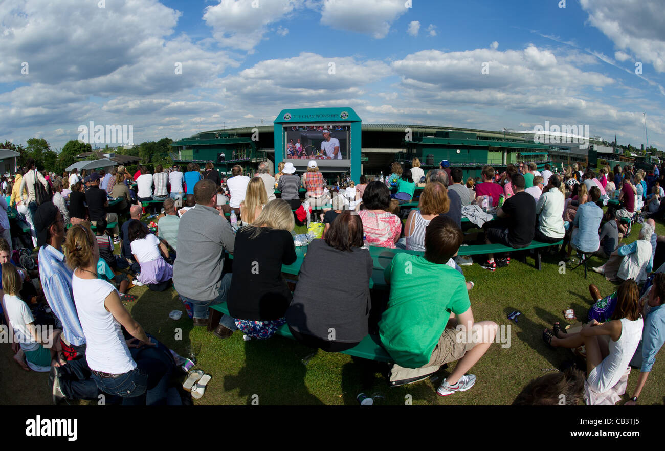 01.07.2011. Background shot, The fans on Henman Hill / Murray Mount watch the match Novak Djokovic SRB (2) v Jo-Wilfried Tsonga Stock Photo
