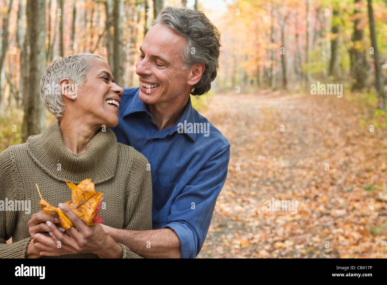 Couple forest autumn hi-res stock photography and images - Alamy