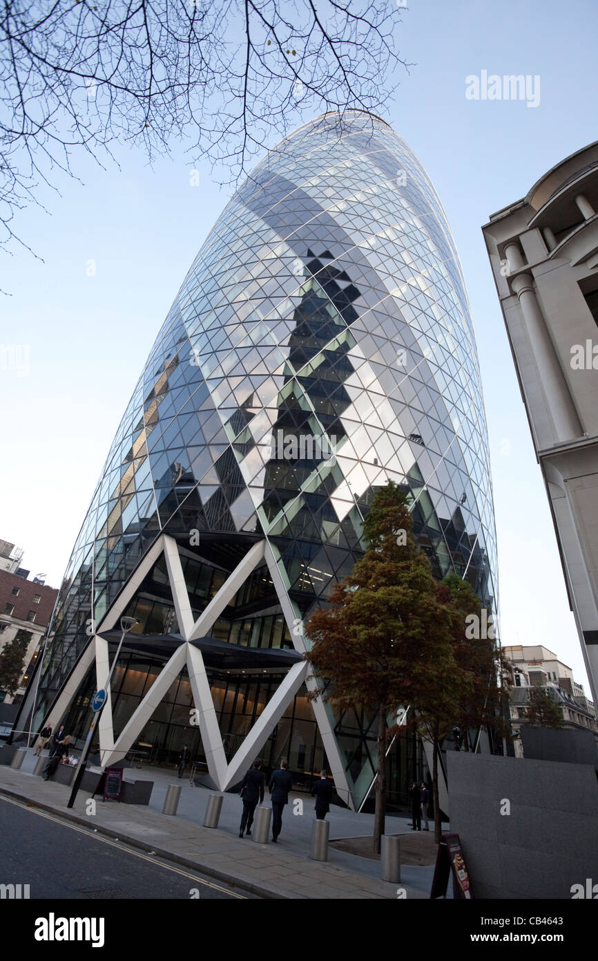 30 St Mary Axe, aka the Gherkin and the Swiss Re Building, London, England, UK, Great Britain, GB, 2011 Stock Photo