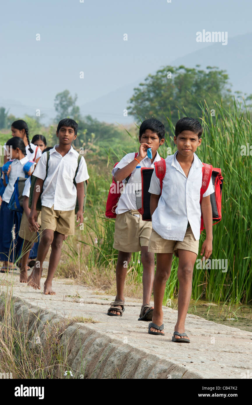 Indian children walking to school in the countryside. Andhra Pradesh, India Stock Photo