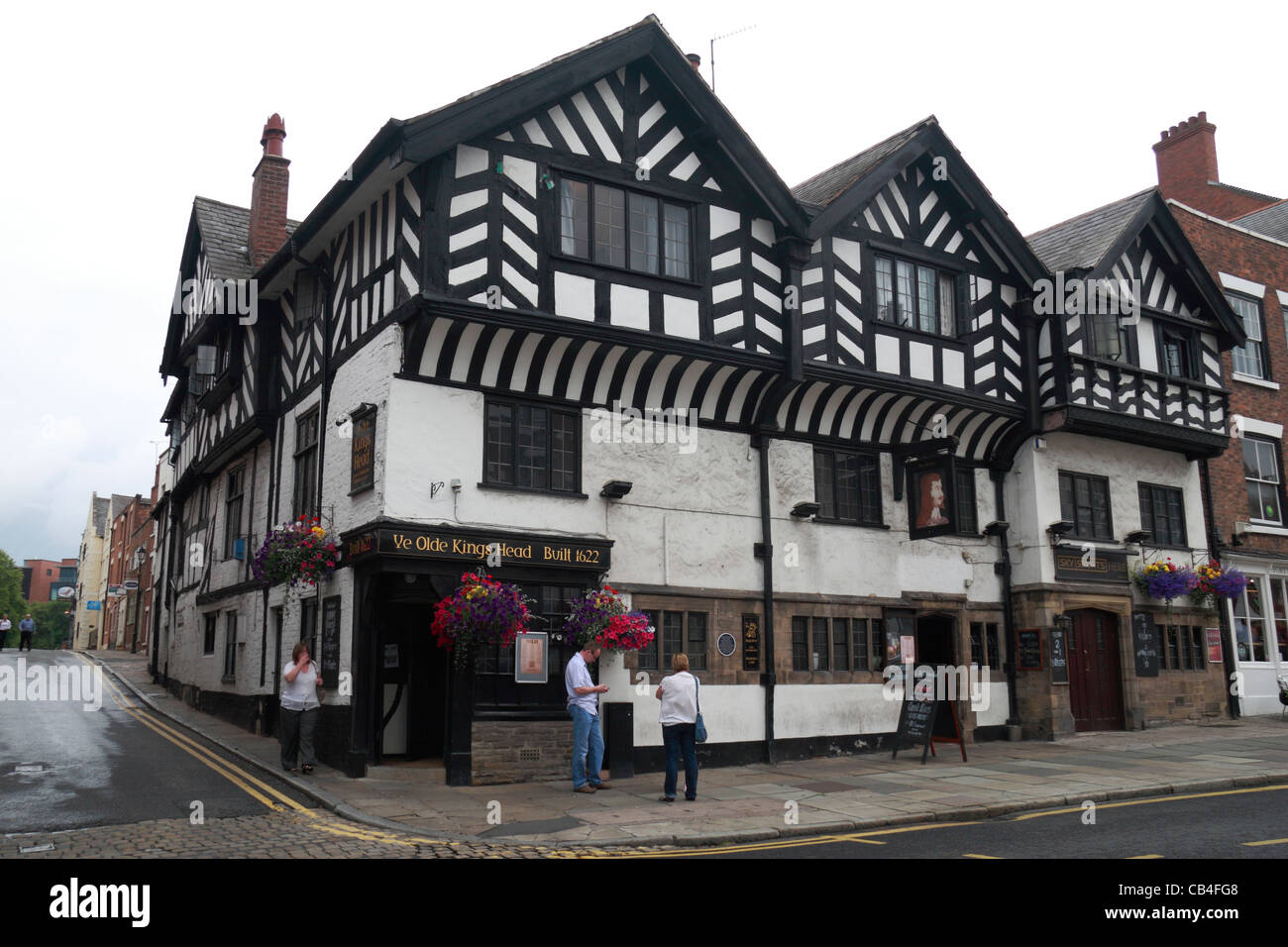 The Ye Olde Kings Head, a traditional English pub on Lower Bridge Street , Chester, Cheshire, England. Stock Photo