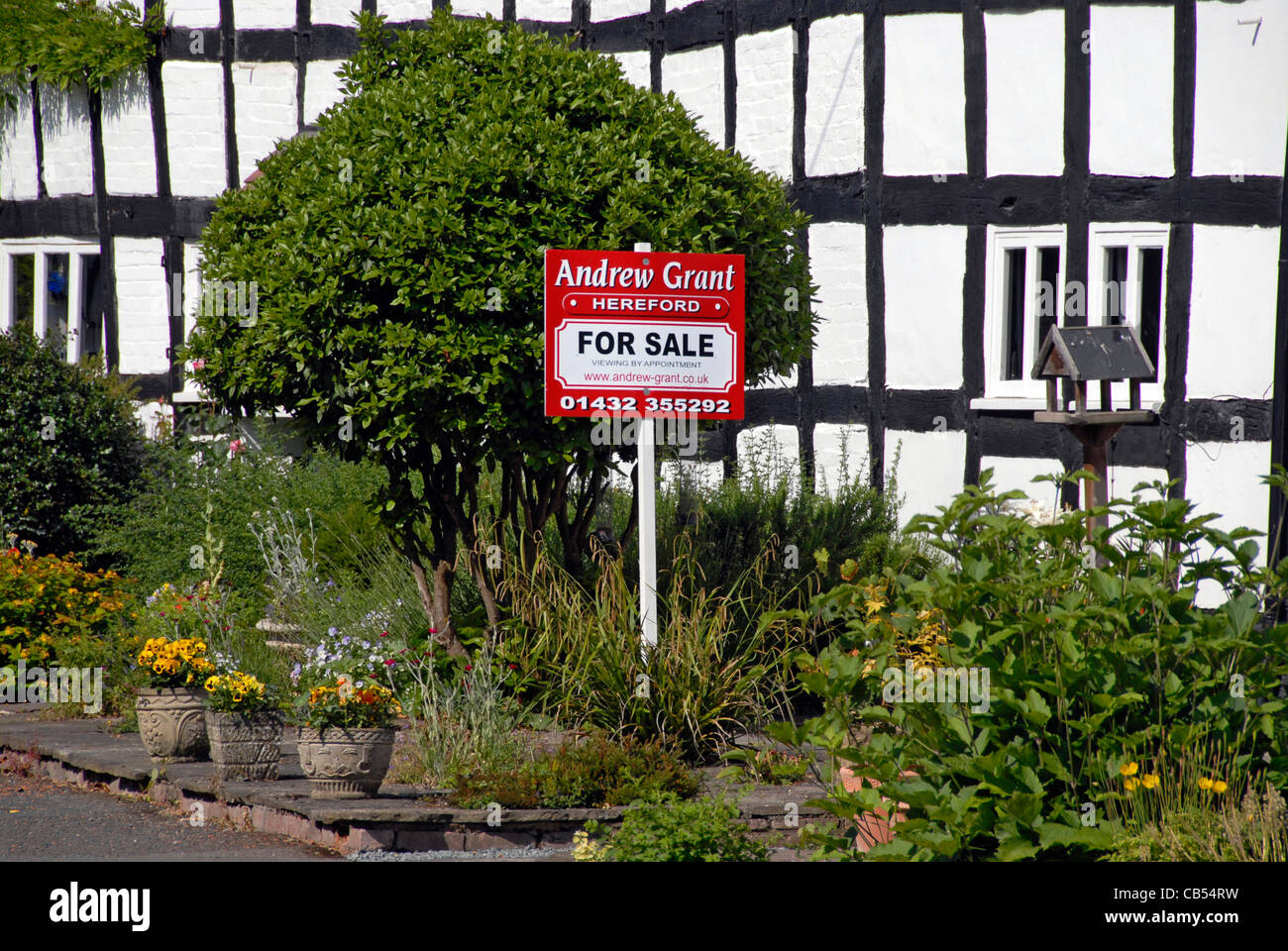 For sale sign house estate agent hi-res stock photography and 