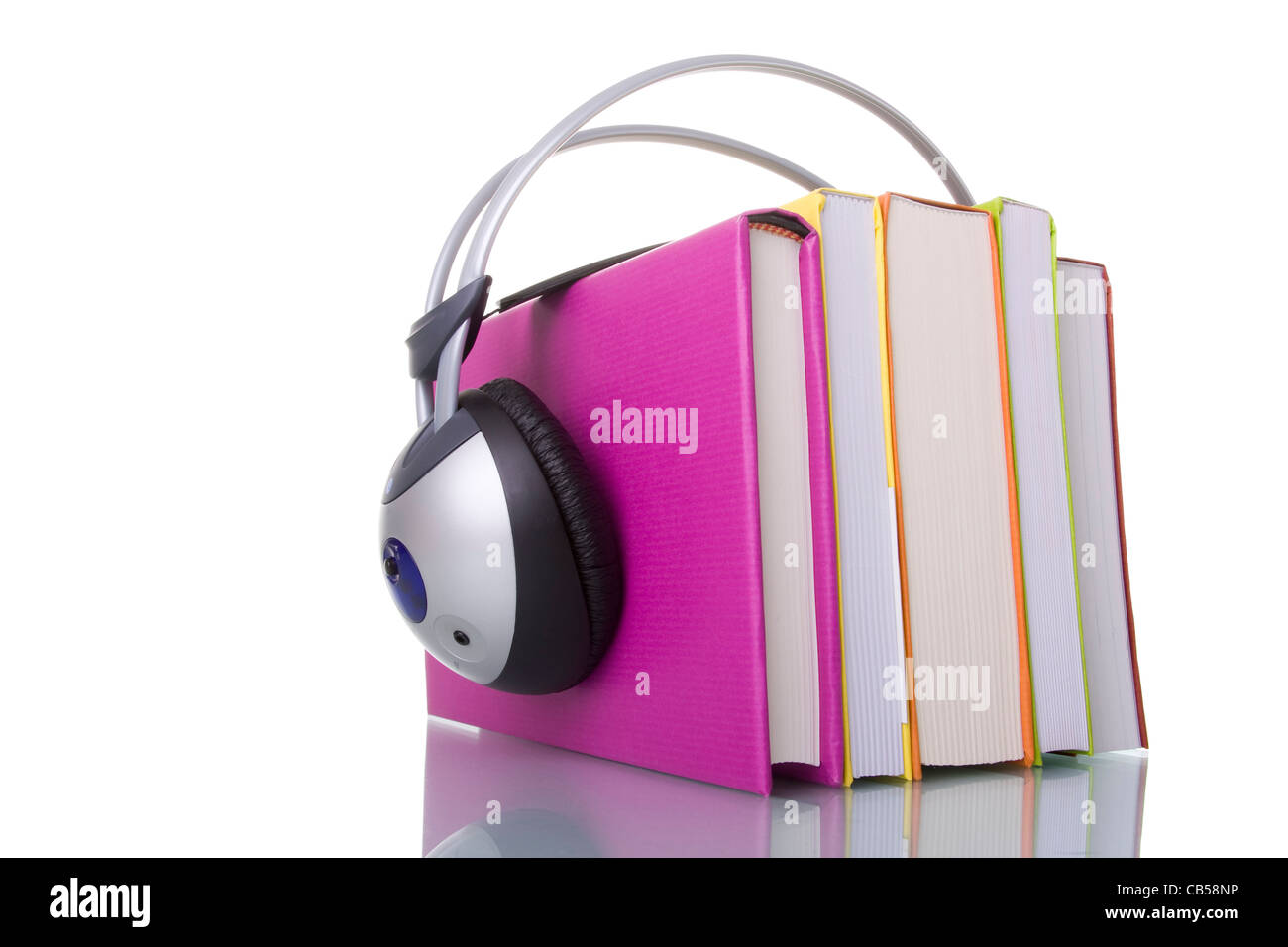 книга и наушники. прослушивание аудио. Listening book. Listening book. книжка с наушниками.