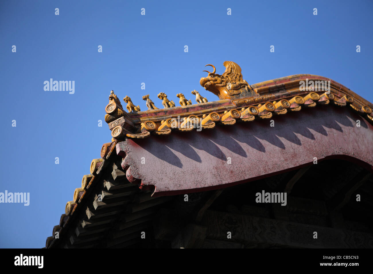 https://c8.alamy.com/comp/CB5CN3/looking-up-at-traditional-chinese-ceramic-tile-roof-detail-on-roof-CB5CN3.jpg