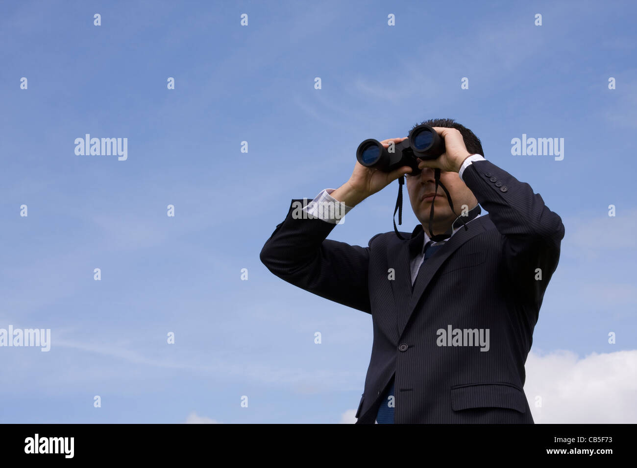 Смотрит в бинокль мем. Бизнесмен с биноклем. Смотрит в бинокль мем. Смотрит в бинокль мем. Смотрит в бинокль мем.